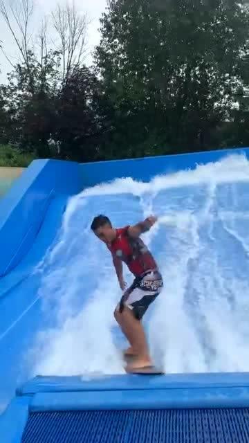 救援旅行男孩
